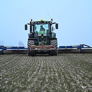 Op een ander perceel walst Zack Landgren de wintertarwe met een wals van het Deense merk Dalbo. De scholier werkt al langer bij Swartz en zal na zijn examen volledig bij haar aan de slag gaan.