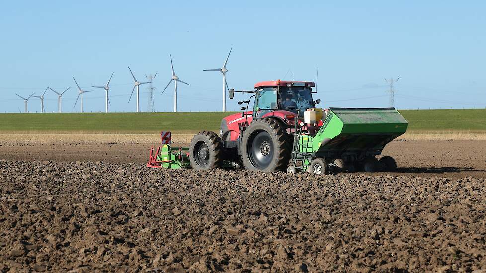 De eerste 13 hectare van de ongeveer 60 in totaal gingen deze week de grond in. Kroes heeft de poottrekker op dezelfde spoorbreedte staan als de rooimachine. Hij poot en rooit vierrijig en rijdt dan door hetzelfde spoor.