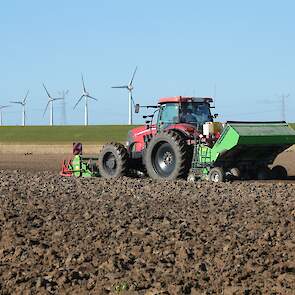 De eerste 13 hectare van de ongeveer 60 in totaal gingen deze week de grond in. Kroes heeft de poottrekker op dezelfde spoorbreedte staan als de rooimachine. Hij poot en rooit vierrijig en rijdt dan door hetzelfde spoor.