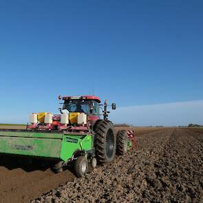 De pootcombinatie reed ongeveer een uur achter het ploegen aan. Voldoende om de grond net iets op te laten drogen. Langer wachten zou wellicht niet goedgaan, geeft Plasschaert aan. „We hebben het niet uitgeprobeerd, maar we denken dat de grond dan al snel