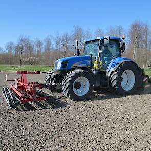 De grond wordt klaargelegd voor het planten.