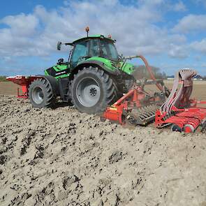 Akkerbouwer Rick Meijer zaait een gerend perceel van 5,5 hectare rondom in met brouwgerst. In het midden houdt hij een (recht) blok van 2 hectare over voor pastinaak.