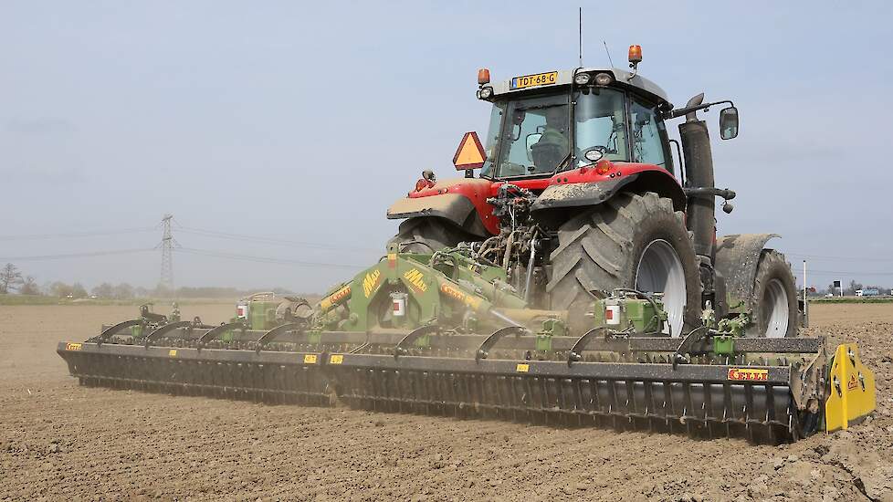 Er worden na de tweede grondbewerking eerstejaars plantuien geplant.