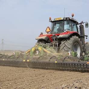 Er worden na de tweede grondbewerking eerstejaars plantuien geplant.