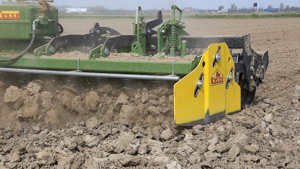 In ’t Veld: „Het is wachten op de voorspelde neerslag. Dan worden de kluiten zachter en kunnen we daarna nog een keer grond bewerken om het perceel zaai klaar te krijgen.