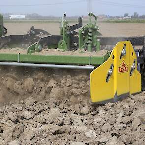 In ’t Veld: „Het is wachten op de voorspelde neerslag. Dan worden de kluiten zachter en kunnen we daarna nog een keer grond bewerken om het perceel zaai klaar te krijgen.