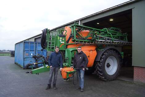 Ron Peters (rechts) is eigenaar van Agriwerk VOF in Odiliapeel (N-Br.). Zijn bedrijf bestaat uit twee takken: akkerbouw en loonwerk. Voor akkerbouw is jaarlijks tussen de 200 en 250 hectare in gebruik. Het bouwplan bestaat uit aardappelen (ca. 100 ha), su