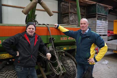 Herbert Nijhoving (links) heeft een bedrijf met 120 melkkoeien in Meppen (Dr.). Hij beschikt over ca. 210 hectare land, waarvan 80 hectare in gebruik is als grasland. De overige 130 hectare is akkerbouw, waarvan het dagelijkse werk wordt uitbesteed aan ee