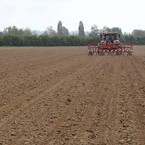 Het zaaien is voor loonbedrijf Eugelink zo goed als klaar. „Dit is één van de laatste, dit land was niet eerder klaar.”