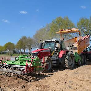 De pootmachine waar Jan Haggeman hier mee rijdt is een Miedema bekerpootmachine.