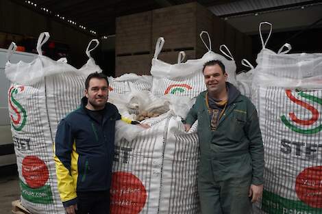 Robert Kort (rechts) is akkerbouwer in Kudelstaart (NH.). Hij verbouwt frites- en pootaardappelen, wintertarwe, suikerbieten uien en maïs. Martin van Rijn (links) is specialist akkerbouw bij Agrifirm.