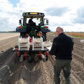 Zoon Reinier zit op de trekker, zoon Jan Willem en Janette bemannen de pootmachine. Echtgenoot Wilon loopt achter de pootmachine. „We zijn een echt familiebedrijf”, zegt Janette. „Onze andere dochter is nu op vakantie, maar zij helpt normaal gesproken ook