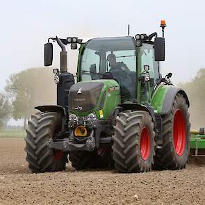 Het perceel van bijna 9 hectare bestaat uit rivierklei. Er is eerst gewoeld en gerotord als grondbewerking, maar omdat er nog te veel kluitvorming is wordt er nog een keer voorgefreesd.