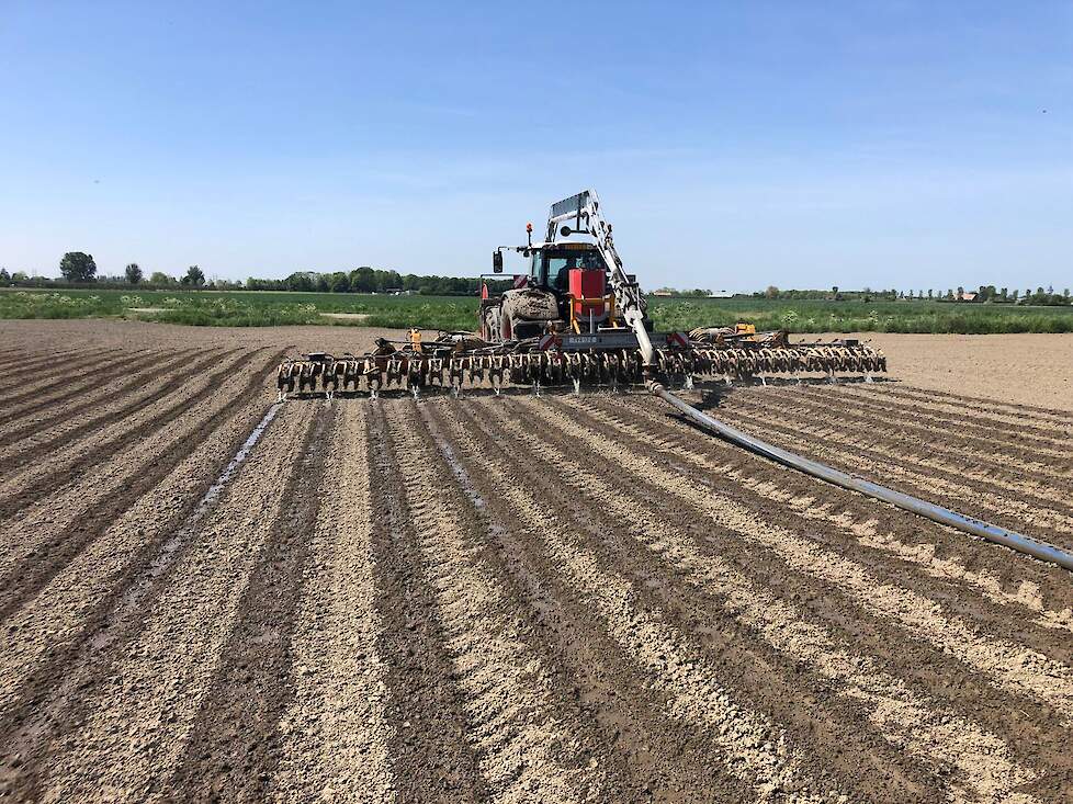 Boeren gebruiken het zoete water tijdens het groeiseizoen om het land te irrigeren.