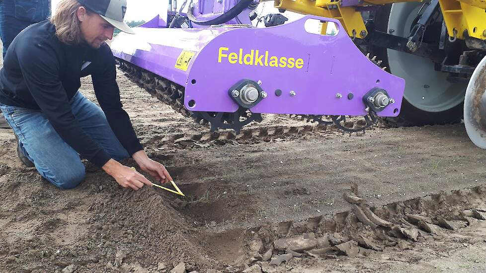 Onkruidbestrijding door tussen de rijen te frezen. De Duitse Feldklasse-machine laat het gewas in een strookje van 7 centimeter staan. Daaromheen wordt alles gefreesd.