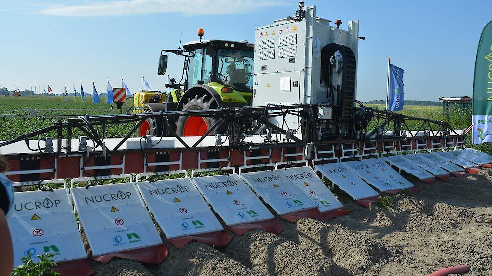 Loofdoding in aardappelen met behulp van elektriciteit is al vaker beproefd. De Nucrop geeft goede resultaten, zegt Ronnie Traas van Nufarm. De constructie op de voorkant van de trekker spuit een geleidestof in het gewas, waardoor de stroom sneller door d