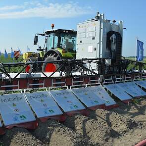 Loofdoding in aardappelen met behulp van elektriciteit is al vaker beproefd. De Nucrop geeft goede resultaten, zegt Ronnie Traas van Nufarm. De constructie op de voorkant van de trekker spuit een geleidestof in het gewas, waardoor de stroom sneller door d