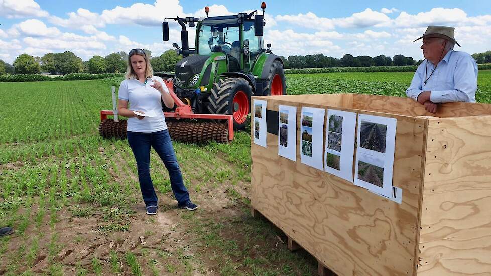 Nicole Gijzel-Bil vertelde over het bewerken van een groenbemester met Niet-Kerende-Grondbewerking (NKG). Vanuit haar functie als teeltexpert van DSV zaden maar ook vanuit haar praktijkervaring als akkerbouwer legde ze uit hoe zij groenbemesters toepast i