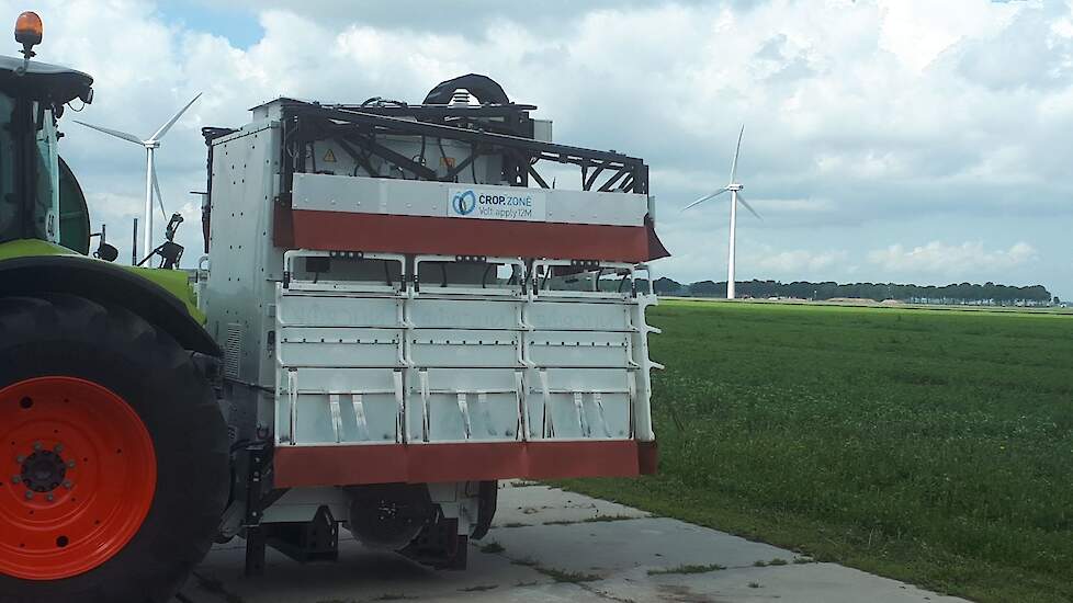 De applicatieboom klapt naast de Volt.cube in. De Volt.cube is het technische hart van de machine. Mechanische energie (benodigd aftakasvermogen: 200 pk) wordt omgezet in elektrische energie, 1600 tot 5500 Volt. Omdat dit hoge voltages zijn, mag niet iede