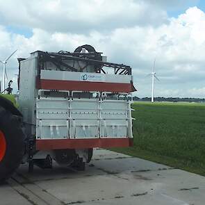 De applicatieboom klapt naast de Volt.cube in. De Volt.cube is het technische hart van de machine. Mechanische energie (benodigd aftakasvermogen: 200 pk) wordt omgezet in elektrische energie, 1600 tot 5500 Volt. Omdat dit hoge voltages zijn, mag niet iede