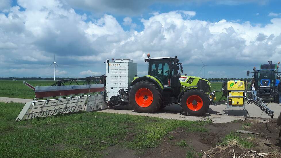 De Nucrop is er in een 9- en 12-meter-uitvoering en bestaat uit een spuitboom voorop die de geleidingsvloeistof Volt.fuel verdeeld en een applicatieboom achterop waar de stroom door het gewas gaat. Volt.fuel wordt geleverd in gechipte cans. Die chip maakt