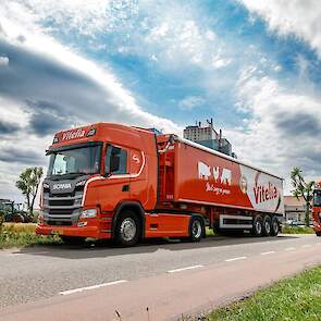 De vrachtauto’s hoefden daardoor een afstand van krap 100 meter te overbruggen.