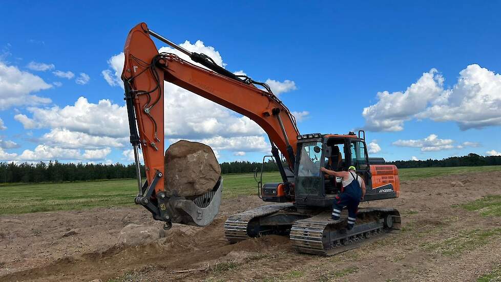 Op sommige percelen zitten nog veel keien in de grond. Als de boeren een nieuw stuk grond schoonmaken voor de akkerbouw komen ze regelmatig grote keien tegen die met de kraan verwijderd worden. Noordam verkoopt deze keien aan veelal de wegenbouw, en tegen