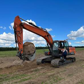 Op sommige percelen zitten nog veel keien in de grond. Als de boeren een nieuw stuk grond schoonmaken voor de akkerbouw komen ze regelmatig grote keien tegen die met de kraan verwijderd worden. Noordam verkoopt deze keien aan veelal de wegenbouw, en tegen