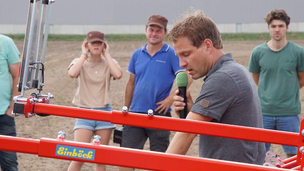 Christiaan Borkus van Reesink gaf uitleg bij de Einböck schoffel. Achter hem staan landbouwadviseur Stefan Muijtjens (blauwe polo) en Bart Housmans van adviesbureau Boerenverstand (groen shirt), mede-organisatoren van de veldbijeenkomst op dinsdag 23 augu