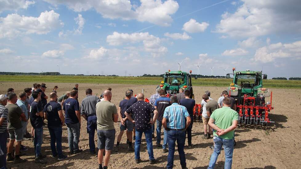 De bezoekers van de demo kregen eerst uitleg over de werking van ieder wiedwerktuig en daarna een korte demonstratie in hele kleine uienplantjjes die gezaaid waren in juli. Om wat extra uitdagingen te geven aan de verschillende werktuigen lag het perceel