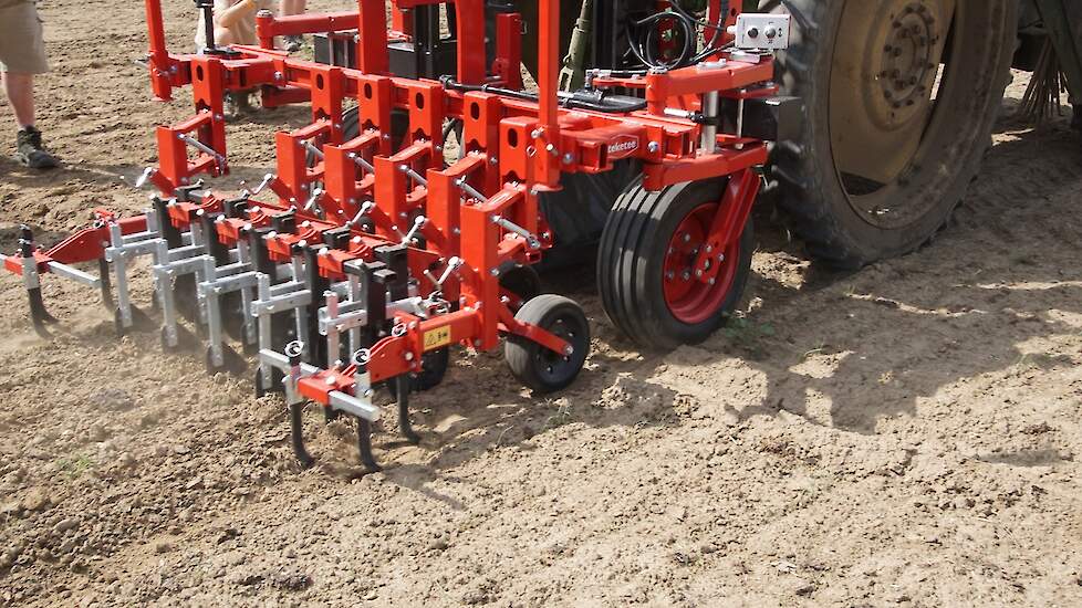 Steketee liet met een smalle versie van hun schoffel zien hoe dicht langs het gewas te werken is. De machinebouwers werken het liefst tot vlak op de uienrij. Meestal laten de schoffels strookjes van 4 tot 6 centimeter onaangeraakt. Preciezer langs de rij