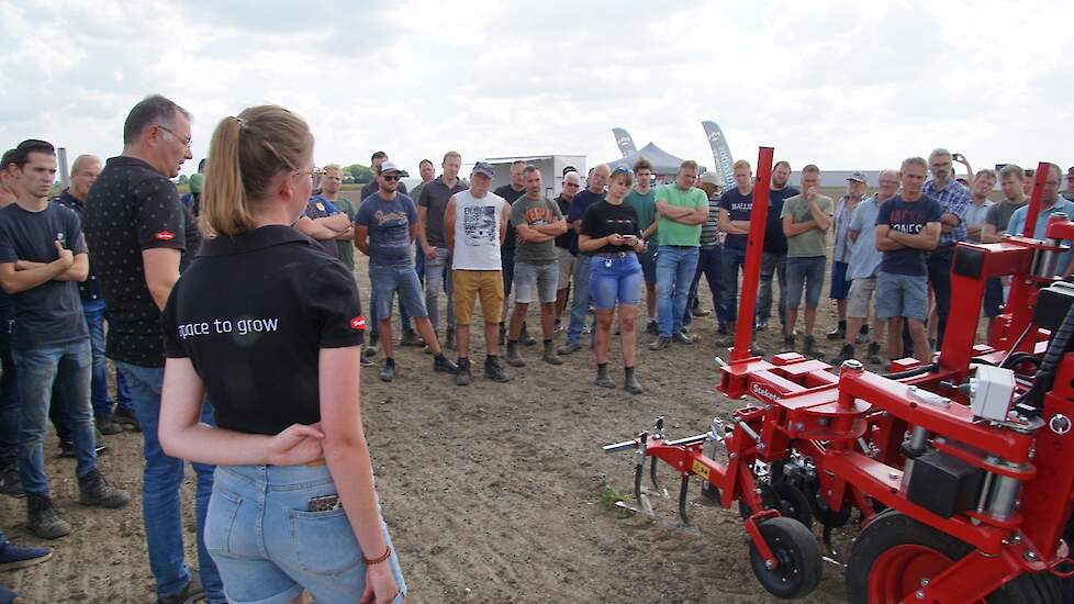 Rianne Tanis van Steketee (op de rug gezien) gaf samen met haar collega Hans Hoogland uitleg over de gebruikte techniek. Tanis zegt dat de telers van uien extra belangstelling krijgen voor mechanische onkruidbestrijding, omdat zij veel onkruidmiddelen kwi