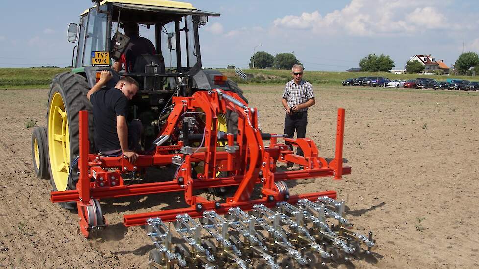 Vrij hard rijden is geen probleem voor de K.U.L.T. schoffelmachine. De zijwaardse bewegingen en de diepte kunnen nauwkeurig en snel reageren dankzij de ruime, parallellogram-vormige bouw.