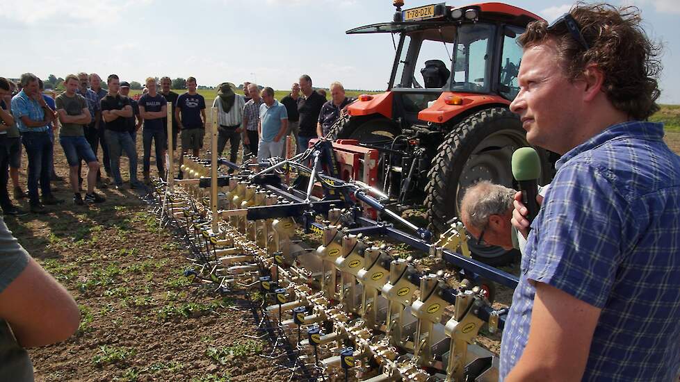 Koos Havelaar besprak dewieder van Hak, waarvan zijn bedrijf leverancier is. De demo in de als voorbeeldonkruid gezaaide boerenkoolplantjes volgde. Ondanks de breedte van 6,75 meter weegt de machine nog geen duizend kilo, zegt Havelaar. Dankzij een laag g