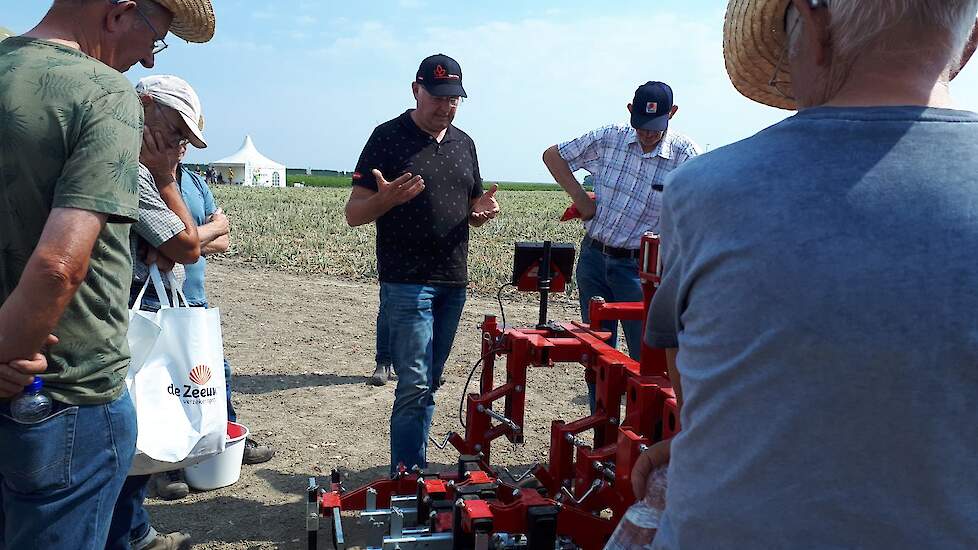 Hans Hoogland van Steketee/Lemken legt de voordelen van schoffelen uit. „Het pakt onkruid aan, geeft lucht in de bodem en heeft geen remmende werking zoals bij toepassing van middelen." Steketee rust schoffels uit met een eigen camerasysteem. Helemaal ver