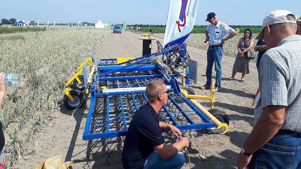 Tijdens de rondleidingen ook aandacht voor de Treffler-eg. Dealer Pim van Eijzeren (Zierikzee, ZL) gaf tekst en uitleg. Onder andere liet hij zien in welke stadia van de uien eggen wél of juist niet handig is. Kort gezegd: in het vlagbladstadium even wegb