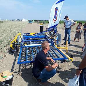 Tijdens de rondleidingen ook aandacht voor de Treffler-eg. Dealer Pim van Eijzeren (Zierikzee, ZL) gaf tekst en uitleg. Onder andere liet hij zien in welke stadia van de uien eggen wél of juist niet handig is. Kort gezegd: in het vlagbladstadium even wegb