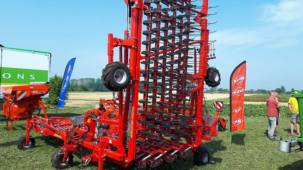 Einbock kiest een eigen weg met zijn eggen. Waar andere merken gaan voor gewichtsbesparing, pakt Einbock het stevig en degelijk aan, geeft de vertegenwoordiger van Reesink Agri aan. Een rekensom leert waarom: „Onze tanden kunnen maximaal 6 kilogram veerdr