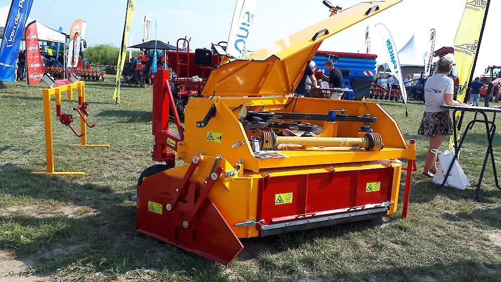 MacLouisMachinebouw liet machines uit de hele lijn klappers, rooiers en laders zien. „Maar net onze machine met innovaties moest vandaag aan het werk", geeft mede-eigenaar Charlotte Vijverberg aan. „Graag hadden wij onze machine met aangedreven schijven l