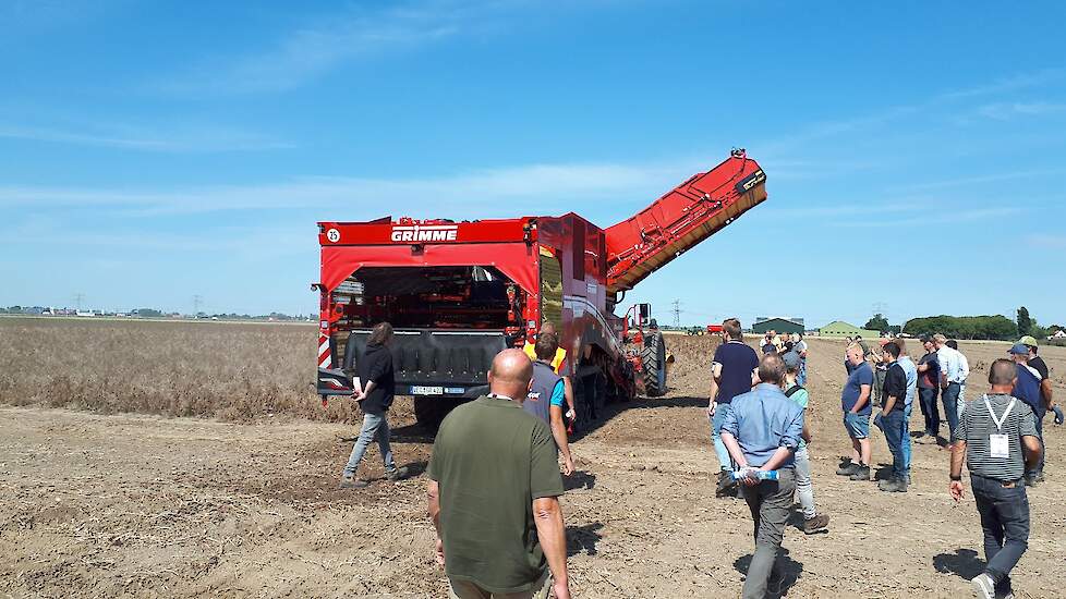 De mooie (weers)omstandigheden zorgen ervoor dat bezoekers de tijd nemen om alles te bekijken. Hier bij de Grimme Varitron 470 TT, een primeur op Westmaas. De machine gaat pas volgend jaar officieel in productie.