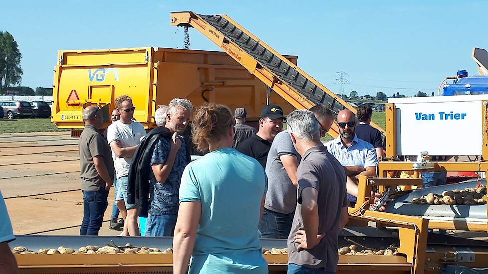 Laatste handeling van de aardappeloogst is het inschuren of lossen op de vrachtwagen. Fabrikanten laten hun lijnen zien. Bezoekers volgen de aardappelen op de voet.