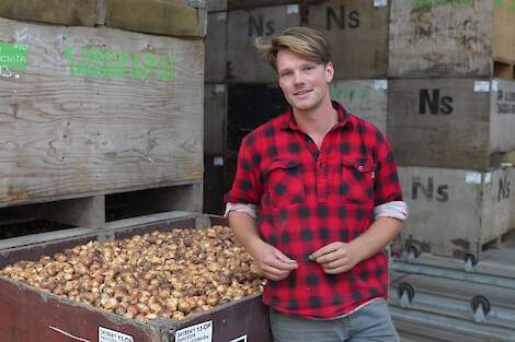 Boy Schouten is mede-eigenaar van Schouten Tulips in Zwaagdijk (N-H). Binnen Nederland teelt het bedrijf jaarlijks zo’n 135 hectare tulpen, verdeeld over West-Friesland, Flevoland, Zeeland en Drenthe. Daarnaast wordt er – in diverse samenwerkingsverbanden