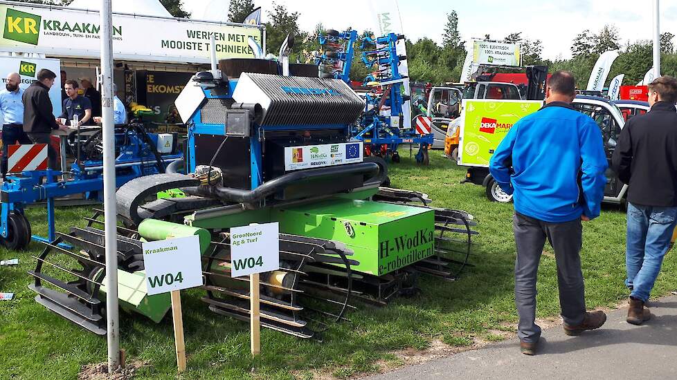 Stichting Hoekse Waard op de Kaart, H-Wodka, liet de e-robotiller zien. Een elektrisch aangedreven robot, met een waterstofmotor. Bedoeld voor grondbewerking en zaaibedbereiding. De ontwikkelaars zijn overtuigd van de voordelen: geen rijsporen, licht van