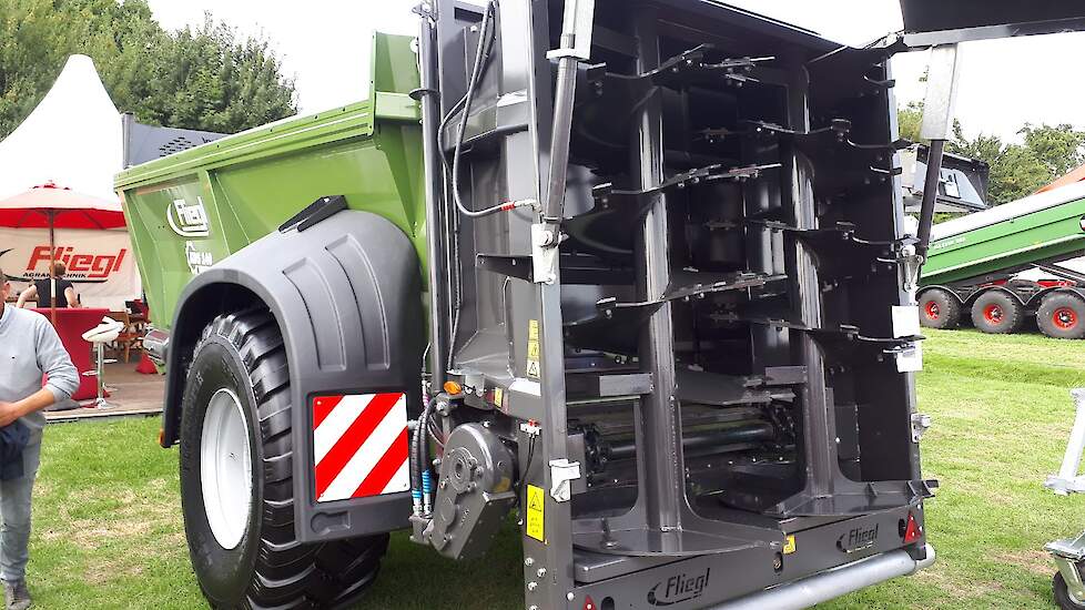 Fliegl, op transportgebied toch vooral bekend door zijn afschuifsystemen, laat een meststrooier met bodemketting zien. Reinder Steenbergen van importeur Ludo Pauwels: „Leegschuiven gaat goed met droge mest. Maar bijvoorbeeld kalkstrooien is moeilijk. Kalk