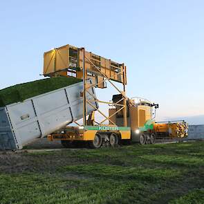 Wanneer de container vol is, wordt deze vervangen voor een lege. De volle container wordt opgehaald door VNK.