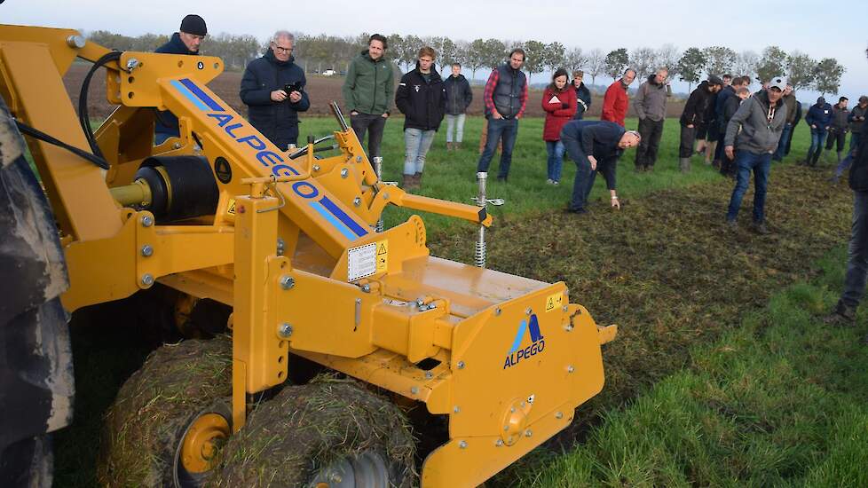 De Alpego Bio Frees is een basismachine, uitgerust met speciaal ontwikkelde haakmessen die grond en gewasresten optimaal mengen voor een snelle afbraak. De frees heeft een hydraulische achterklep, die ook open kan gebruikt worden. Hierdoor blijft de grond