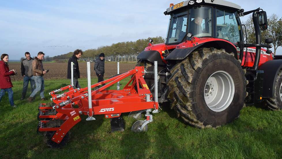 De ondergrondwoeler van Evers heeft een voor de tand lopende schijf. Deze schijf maakt een smalle snede in de graszode waarna de tanden met beitels hun werk doen. De snede komt open te staan en worden dan dichtgedrukt door drie orionrollen met veerdruk. D