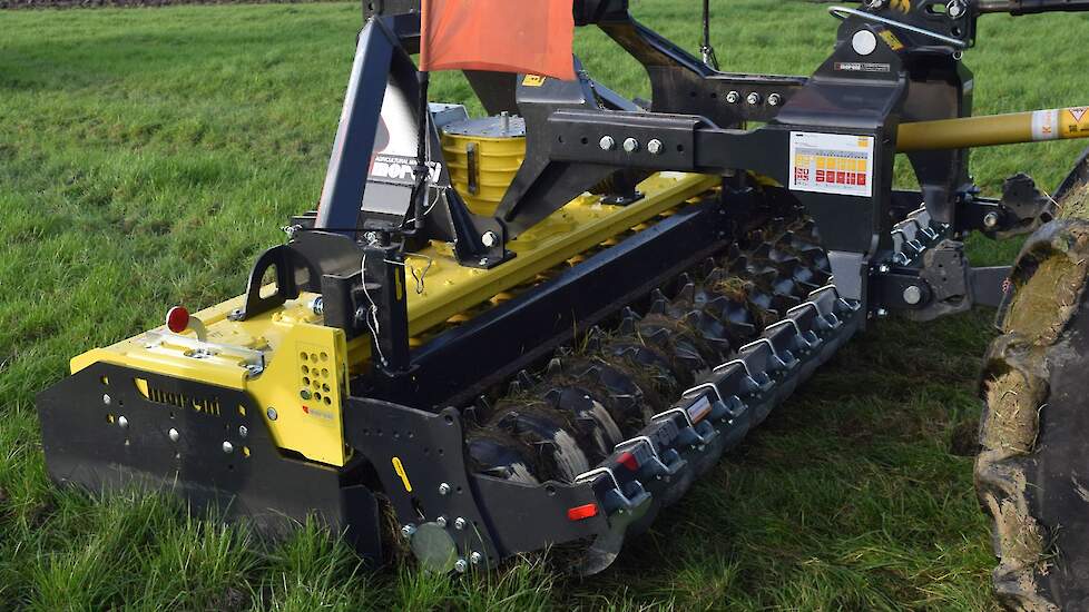 Koeckhoven.net systeem met samuraimulch. Deze roterende mulcher werkt met drie tanden per rotor die kunnen uitgerust worden met zijvleugels. Hierdoor wordt het gewas ondiep maar zeer intensief bewerkt. Dit maakt de machine geschikt voor hogere groenbemest