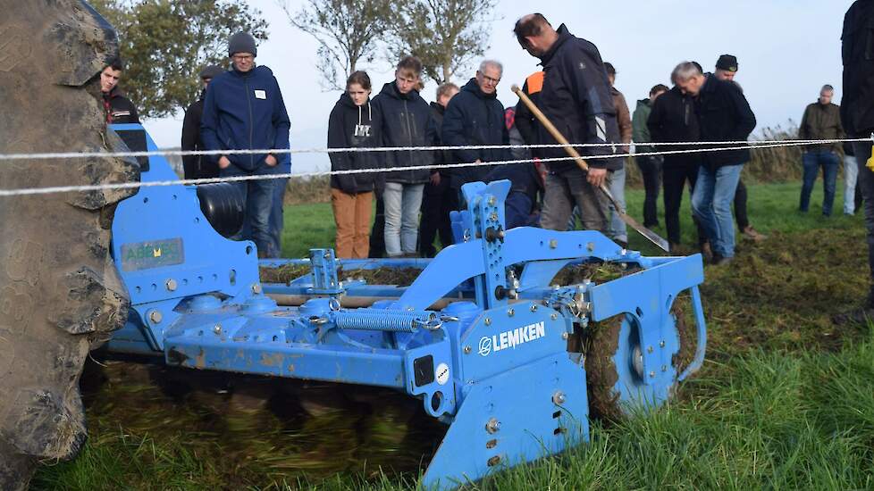 Het bijzondere aan deze Lemken Zirkon 8 kopeg is dat de tanden van deze rotorkopeg twee richtingen op kunnen draaien waardoor deze slepend of stekend draaien. Tijdens de demo was de machine stekend afgesteld. De draairichting is zeer eenvoudig te verander