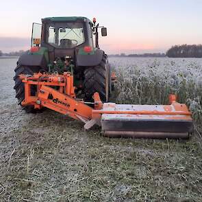 Enting is aan de ene kant blij met de vorst. „Kale vorst is altijd goed.” Aan de andere kant komt de vorst te vroeg. „Het brengt extra werk met zich mee voor de nog in het open veld liggende producten, zoals de aardappelen in de kuil en de bieten op de ho